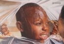 Artista nigeriano inova pintando retratos de pessoas se libertando do plástico