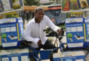 Ex-cobrador monta “bibliotecas” em paradas e na própria bike para difundir a leitura no DF